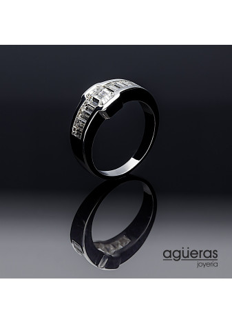 Anillo talla esmeralda y baguette